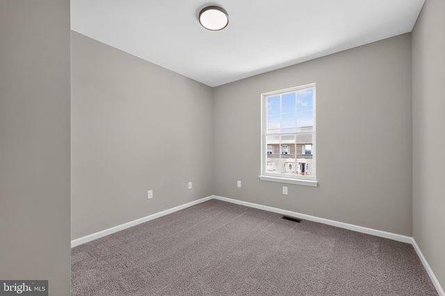 8 FREEDOM CT, New Castle, DE 19720