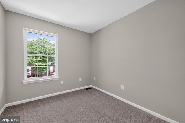 8 FREEDOM CT, New Castle, DE 19720