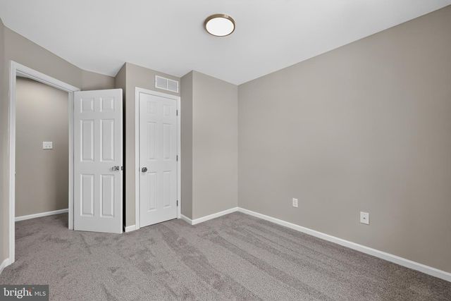 8 FREEDOM CT, New Castle, DE 19720