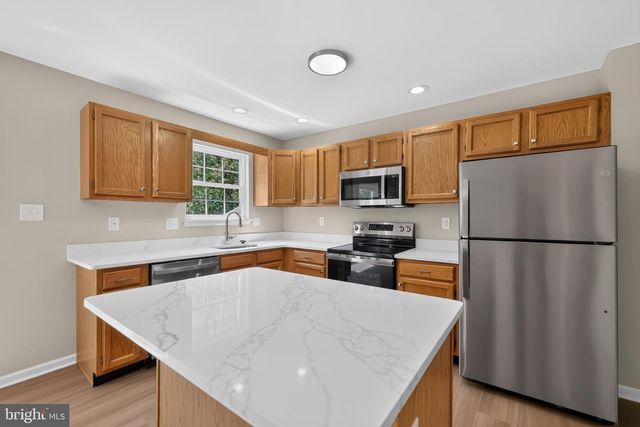 8 FREEDOM CT, New Castle, DE 19720