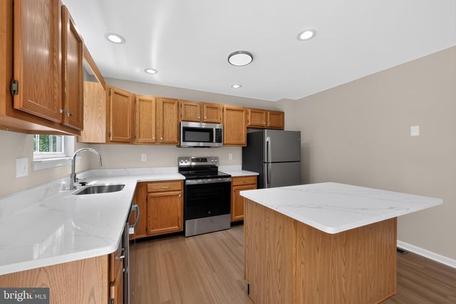 8 FREEDOM CT, New Castle, DE 19720