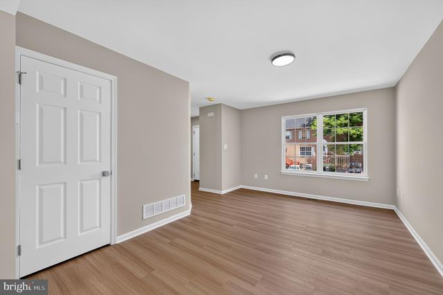 8 FREEDOM CT, New Castle, DE 19720