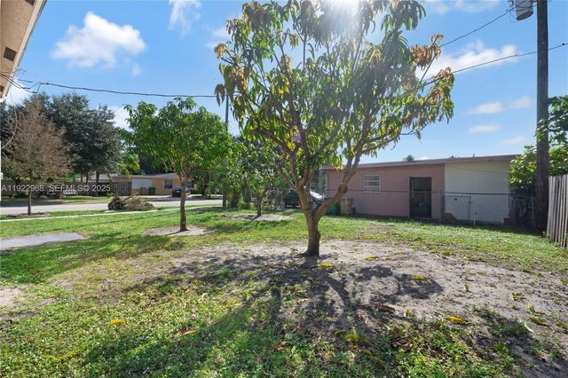 5610 SW 43rd St, Davie, FL 33314