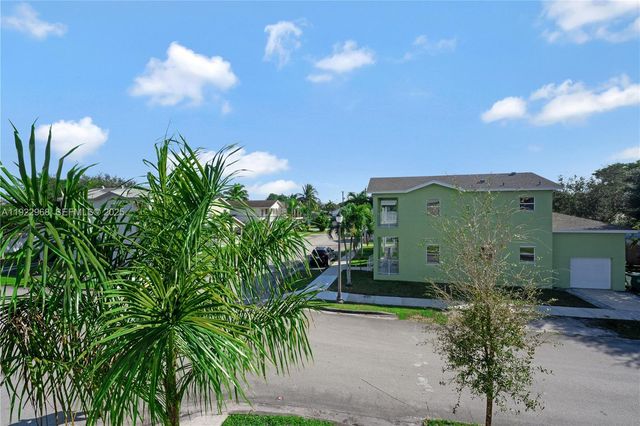 5610 SW 43rd St, Davie, FL 33314