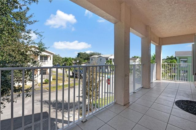 5610 SW 43rd St, Davie, FL 33314