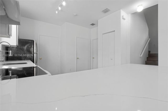 5610 SW 43rd St, Davie, FL 33314