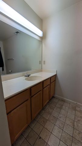 575 Macadamia Avenue, Madera, CA 93637