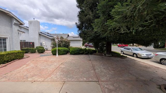 575 Macadamia Avenue, Madera, CA 93637