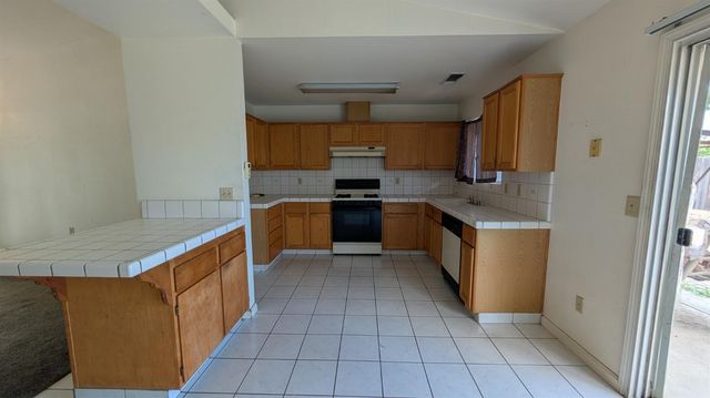 575 Macadamia Avenue, Madera, CA 93637