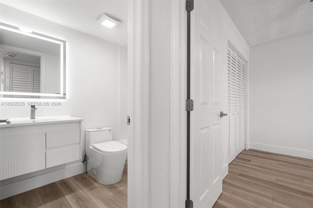 10130 Sunrise Lakes Boulevard 210, Sunrise, FL 33322