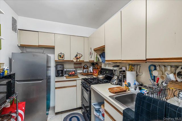 150 Hawthorne Street 6P, Brooklyn, NY 11225