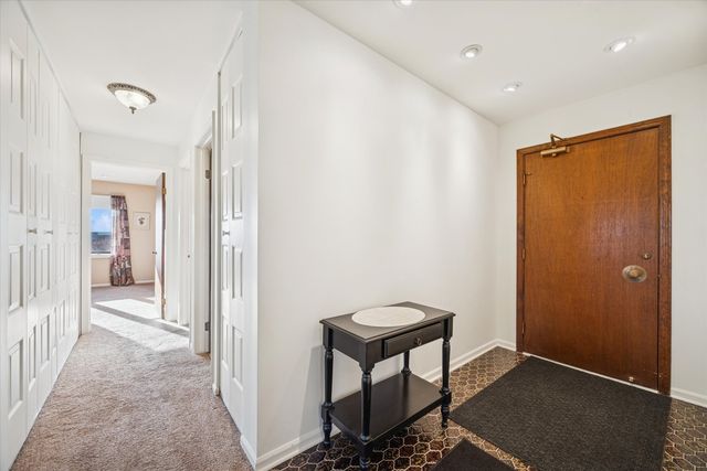 453 Raintree Drive 5A, Glen Ellyn, IL 60137