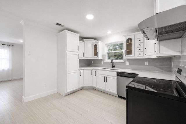5718 Pine Arbor Drive, Houston, TX 77066