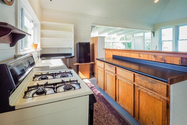 24 W Linden Street, Three Oaks, MI 49128