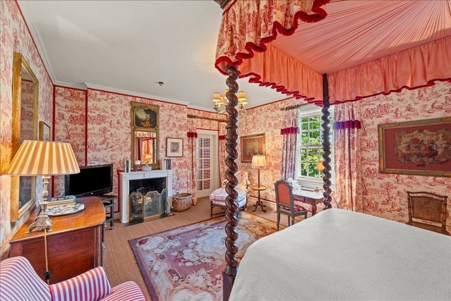 788 E Woodland Road, Lake Forest, IL 60045