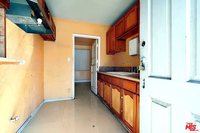1108 E 84th Place, Los Angeles, CA 90001