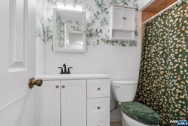 29 Central Avenue, Pompton Lakes, NJ 07442