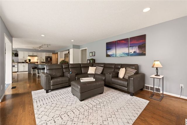 153 Caversham Woods, Pittsford, NY 14534