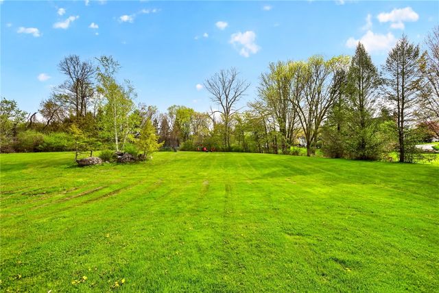 153 Caversham Woods, Pittsford, NY 14534
