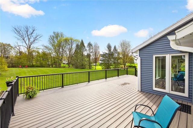 153 Caversham Woods, Pittsford, NY 14534