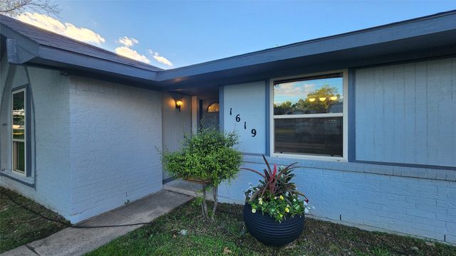 1619 Glenhill Lane, Lewisville, TX 75077