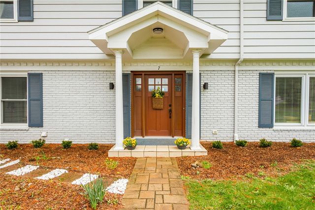 7 Falconbridge Drive, Pittsford, NY 14534