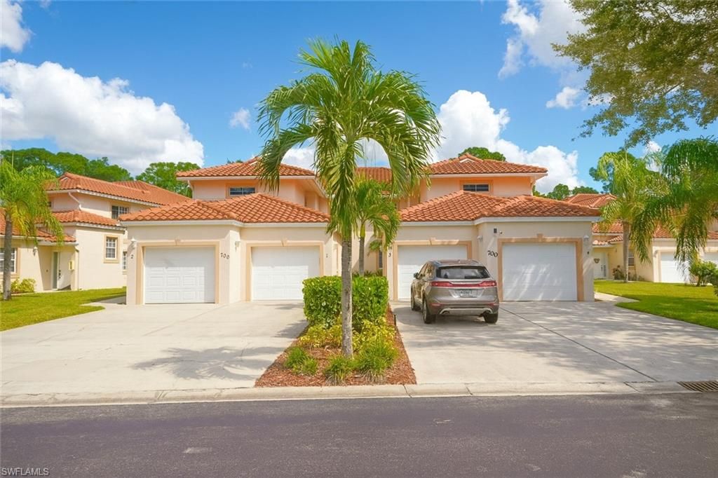 700 Luisa LN # 2, Naples, FL 34104