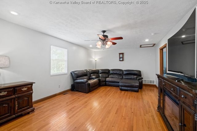 105 Flintstone Drive, Eleanor, WV 25070