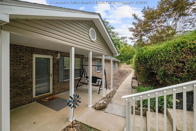 105 Flintstone Drive, Eleanor, WV 25070