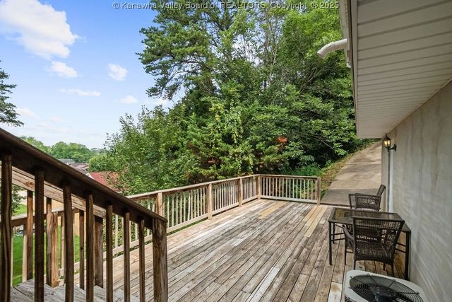 105 Flintstone Drive, Eleanor, WV 25070