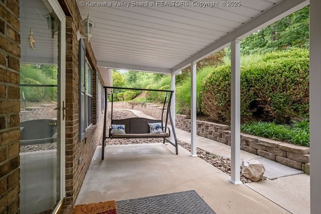 105 Flintstone Drive, Eleanor, WV 25070