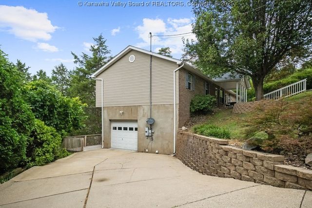 105 Flintstone Drive, Eleanor, WV 25070