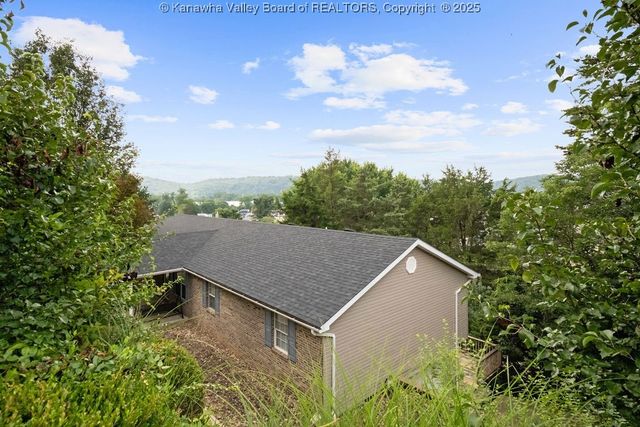 105 Flintstone Drive, Eleanor, WV 25070