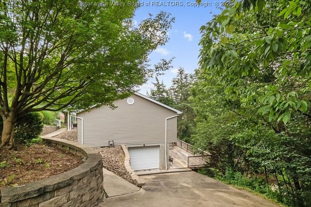 105 Flintstone Drive, Eleanor, WV 25070