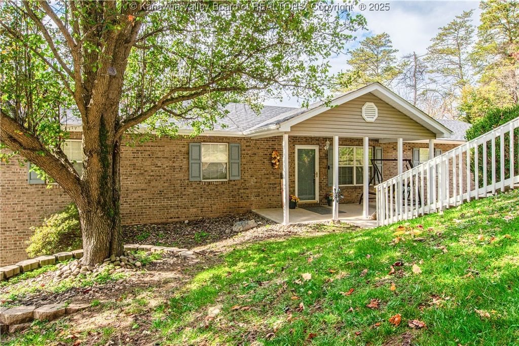 105 Flintstone Drive, Eleanor, WV 25070