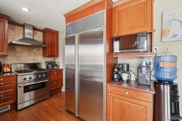 20600 Danbury Lane, Harper Woods, MI 48225