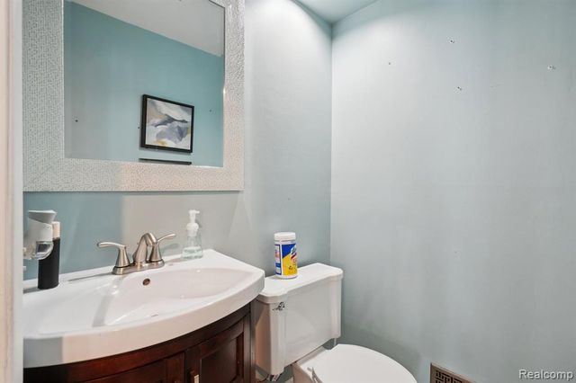 20600 Danbury Lane, Harper Woods, MI 48225
