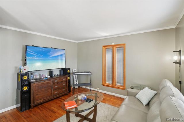 20600 Danbury Lane, Harper Woods, MI 48225