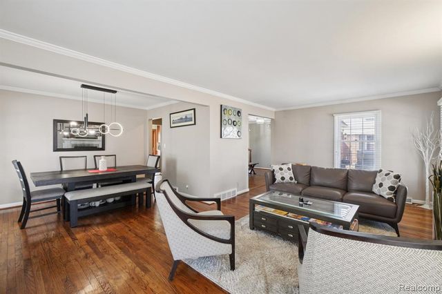 20600 Danbury Lane, Harper Woods, MI 48225