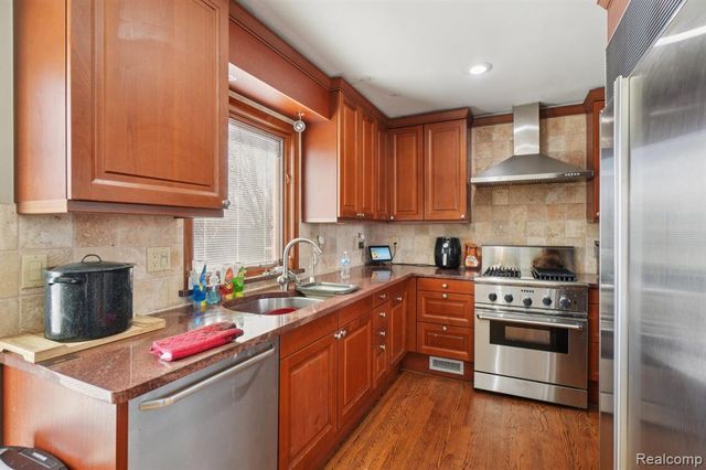 20600 Danbury Lane, Harper Woods, MI 48225