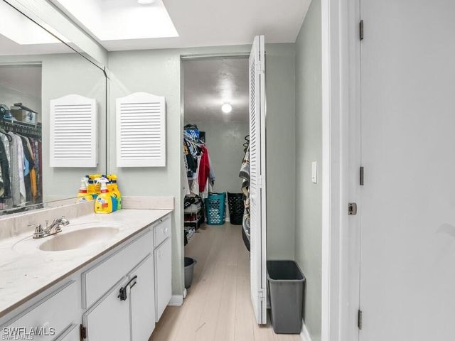 700 Valley Stream DR 101, Naples, FL 34113