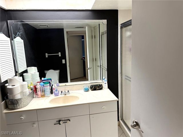 700 Valley Stream DR 101, Naples, FL 34113