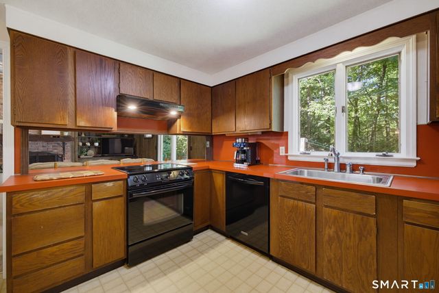 11 Round Hill Road, Granby, CT 06035