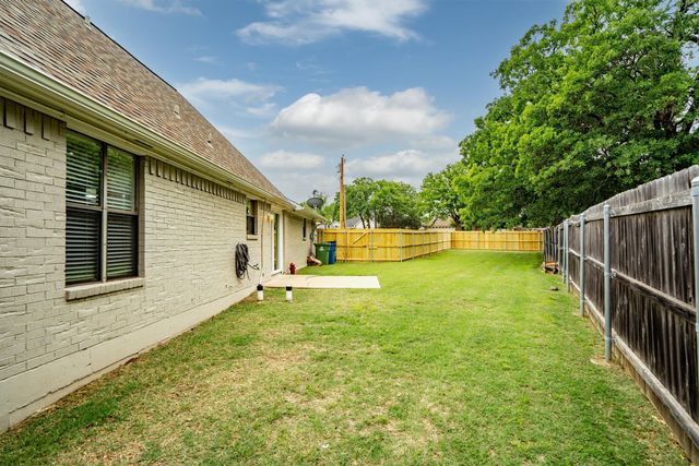 528 Addison Street, Lake Dallas, TX 75065