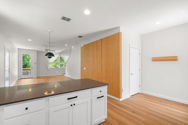 705 N Bluff DR 6, Austin, TX 78745