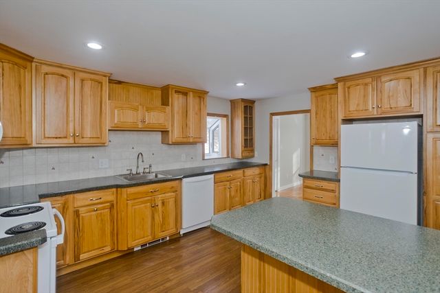 28 Miller St, Ludlow, MA 01056
