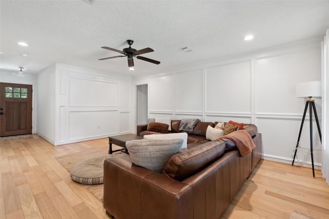 843 Fall Creek Drive, Huffman, TX 77336