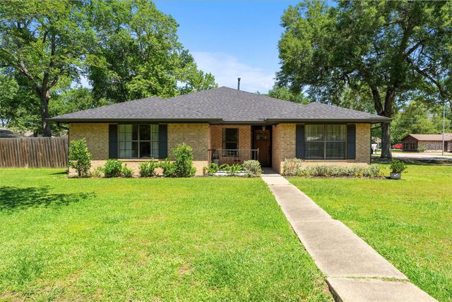 843 Fall Creek Drive, Huffman, TX 77336