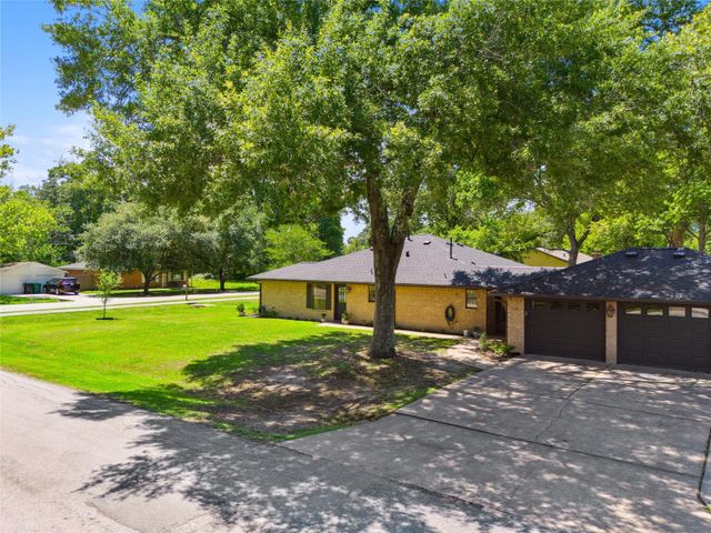 843 Fall Creek Drive, Huffman, TX 77336