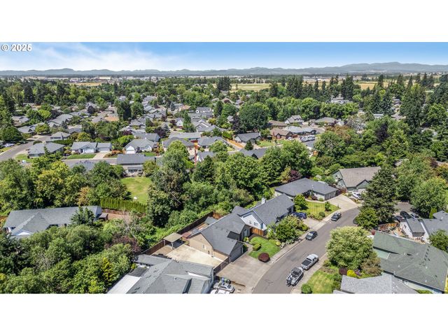 4084 HAMPSHIRE Ln, Eugene, OR 97404